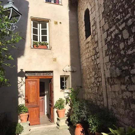 Derrière L'église Saint-Paul-de-Vence